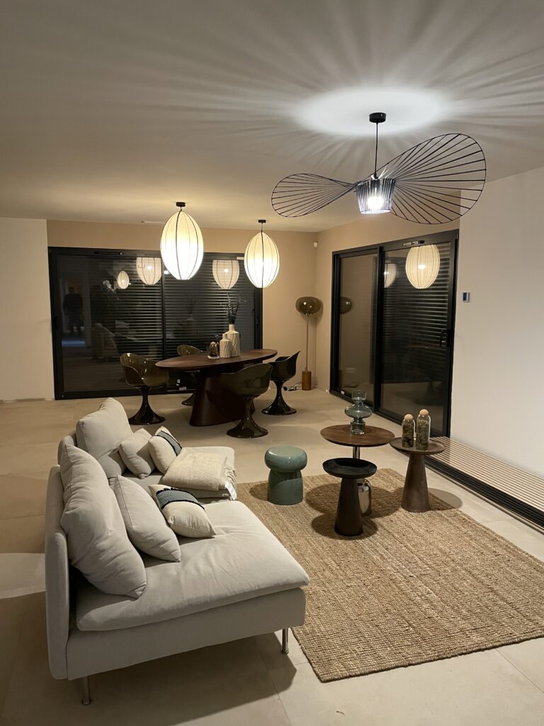 Création complète de l’installation électrique d’une maison neuve : tableau général, circuits spécialisés, pilotage domotique de l’éclairage, du chauffage et des volets roulants. Mise en place d’un système de gestion d’énergie pour suivre les consommations et faciliter l’optimisation dans le temps.